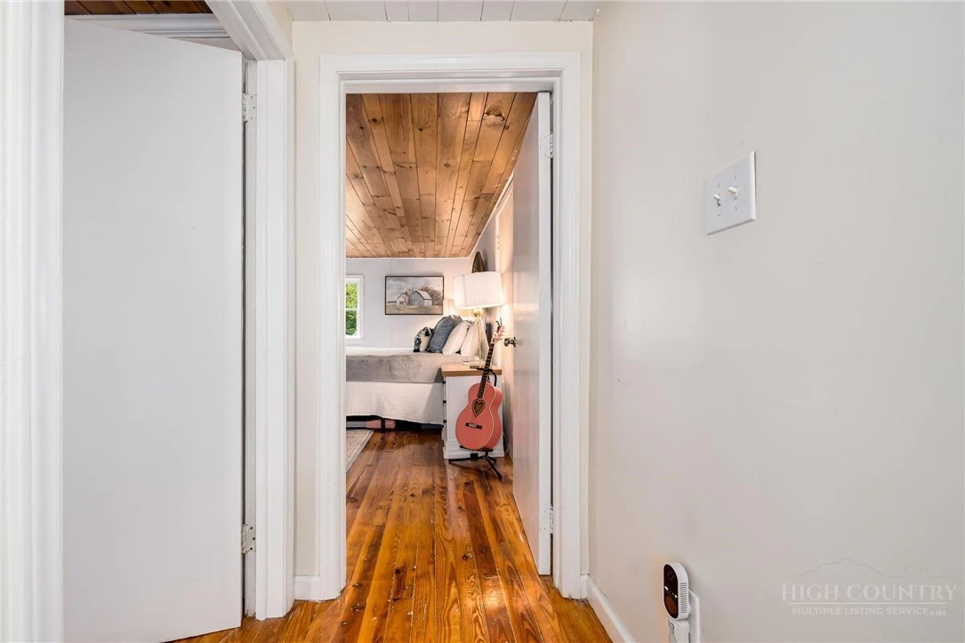 Image number 15 for the current listing