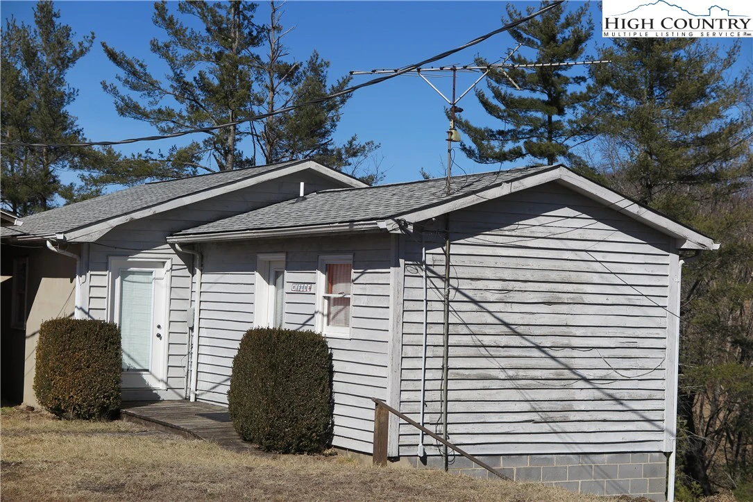 Image number 17 for the current listing