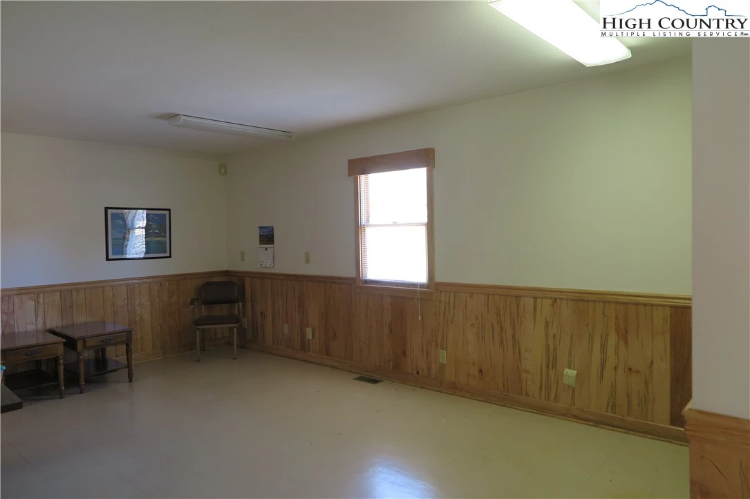Image number 15 for the current listing