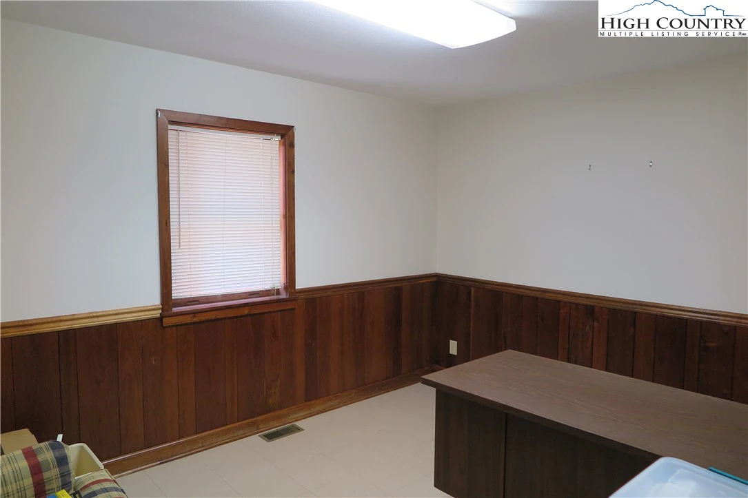 Image number 14 for the current listing