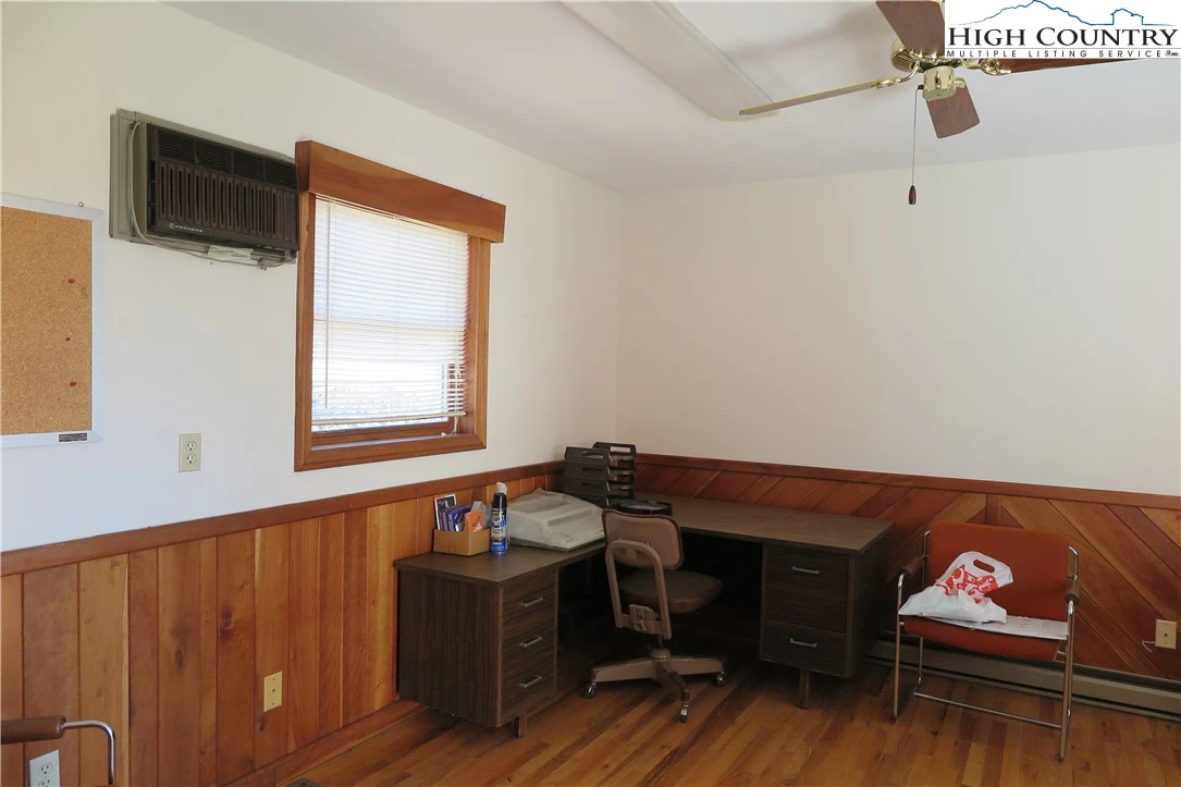 Image number 13 for the current listing