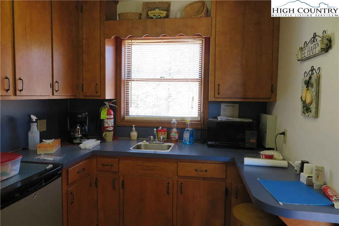 Image number 11 for the current listing