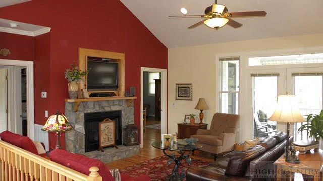 Image number 14 for the current listing