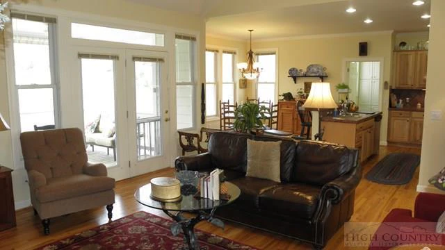 Image number 15 for the current listing