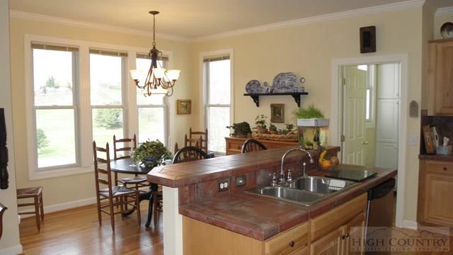 Image number 19 for the current listing