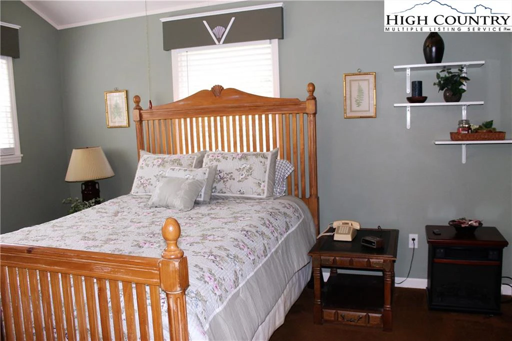 Image number 14 for the current listing