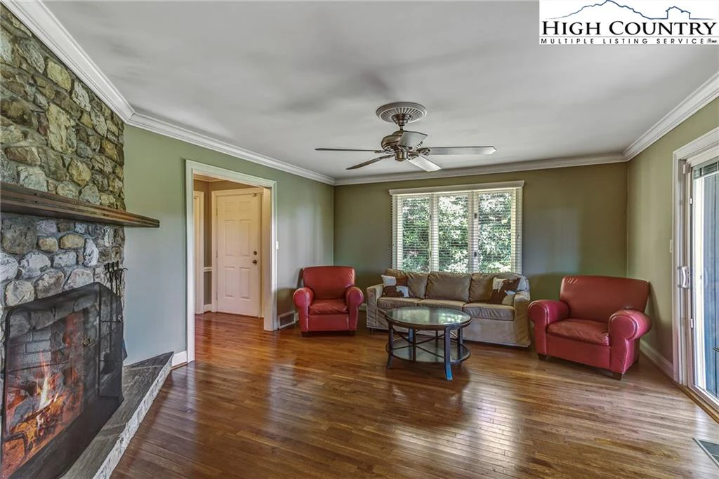 Image number 17 for the current listing