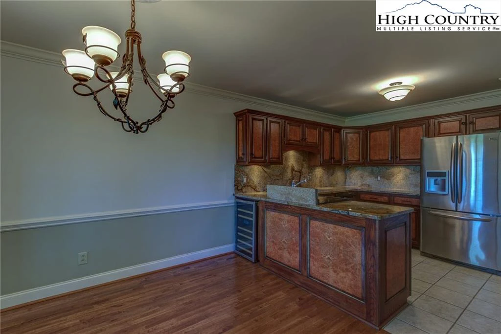 Image number 2 for the current listing