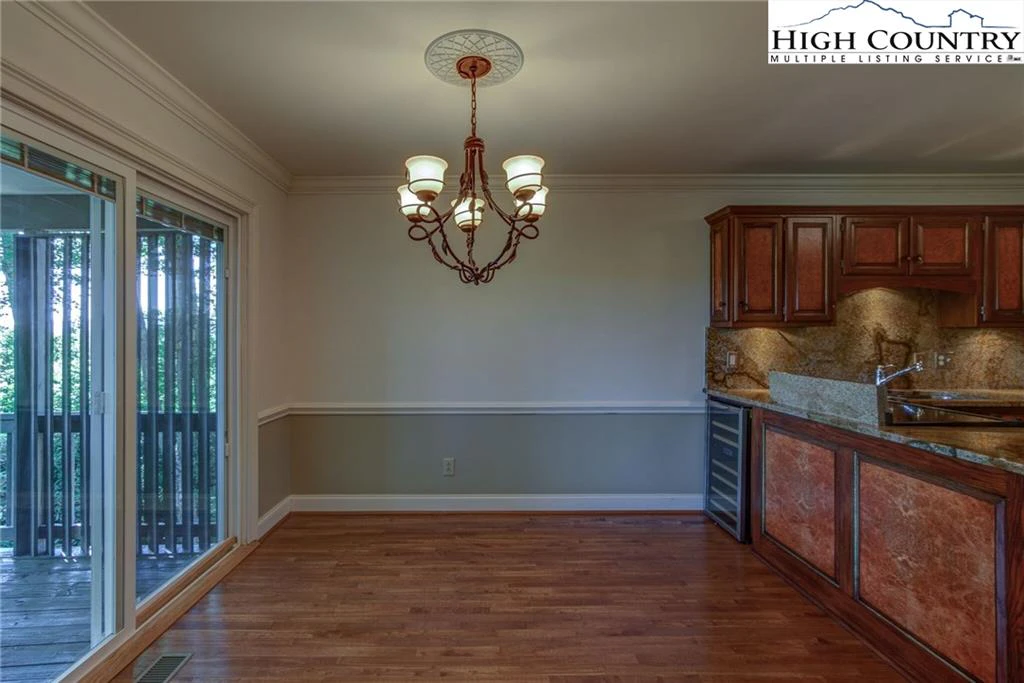 Image number 14 for the current listing
