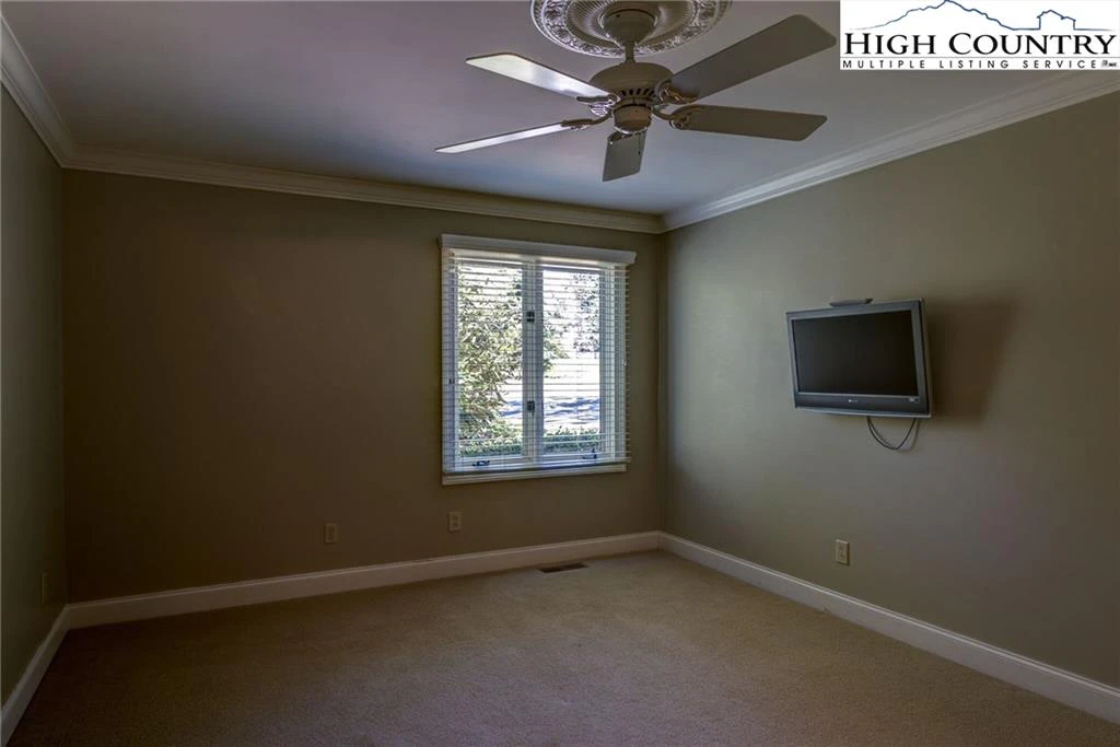 Image number 11 for the current listing