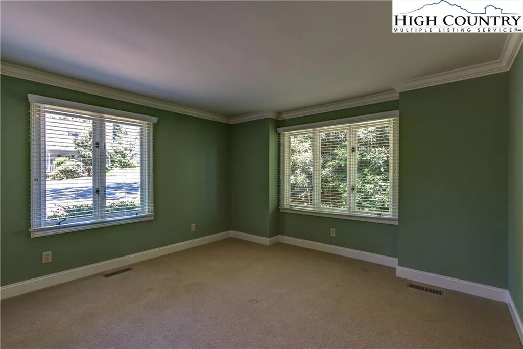 Image number 8 for the current listing