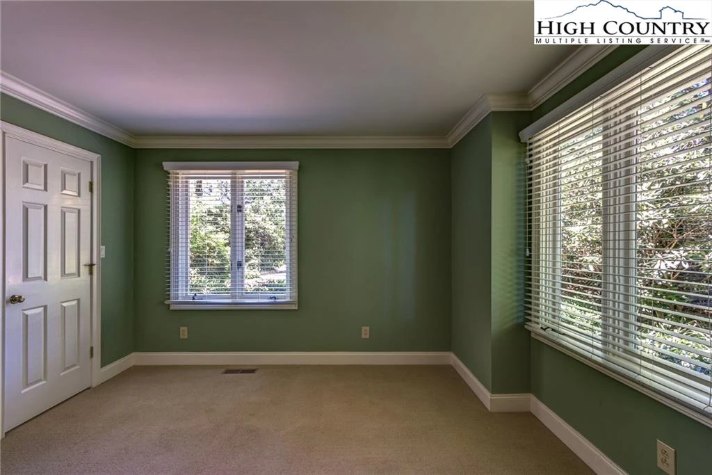 Image number 7 for the current listing