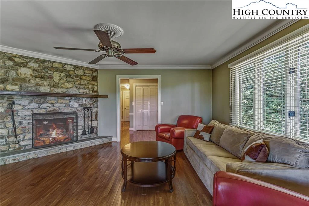 Image number 18 for the current listing