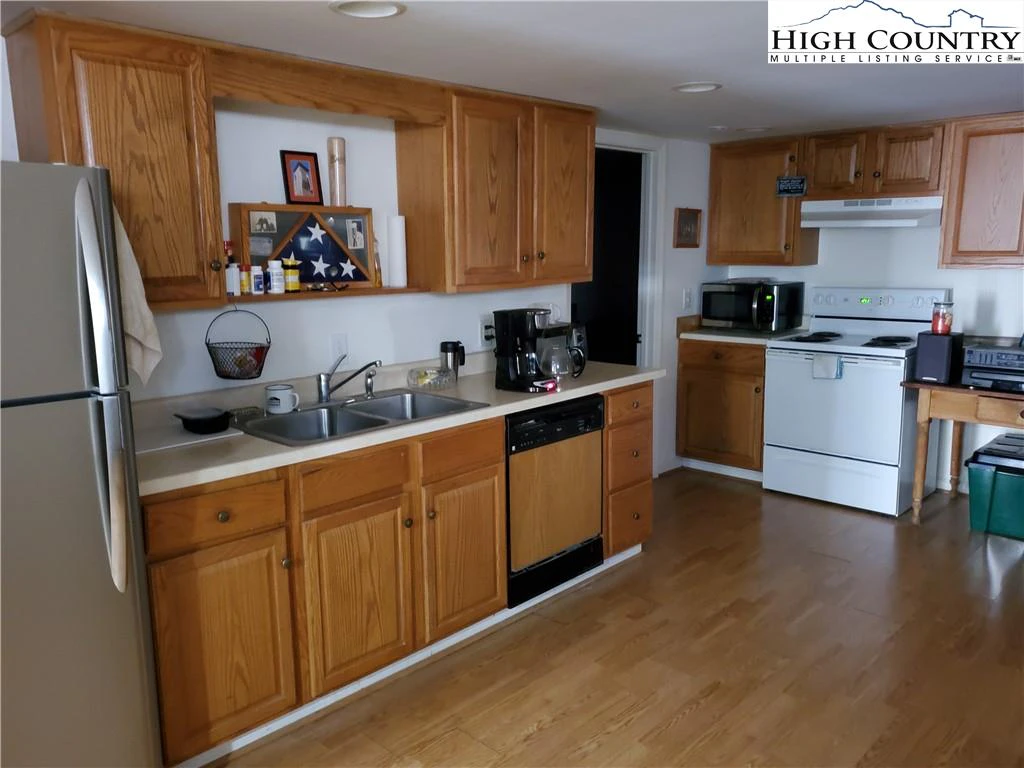 Image number 13 for the current listing