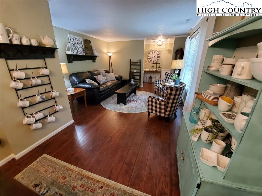 Image number 2 for the current listing