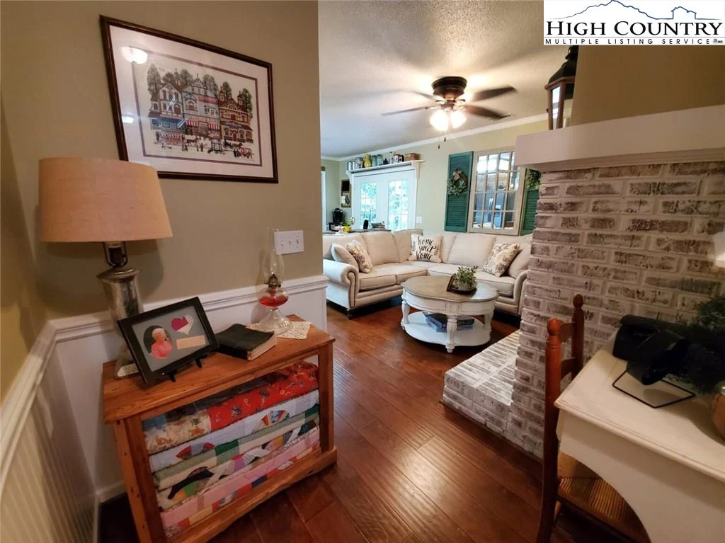 Image number 15 for the current listing