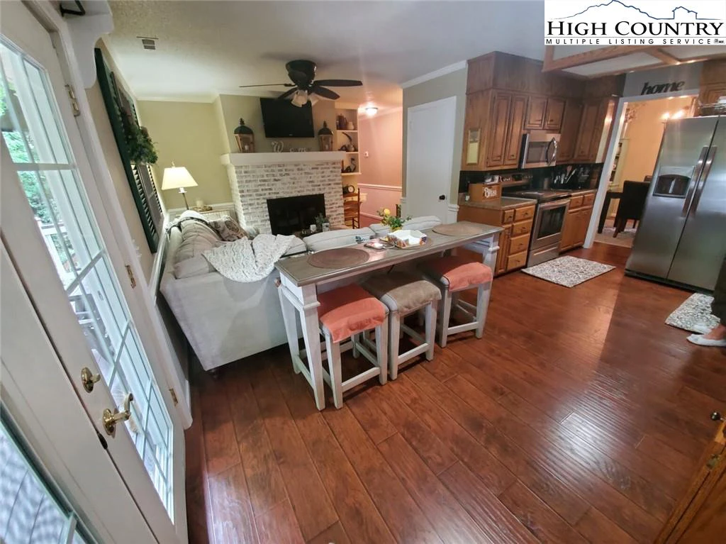 Image number 14 for the current listing