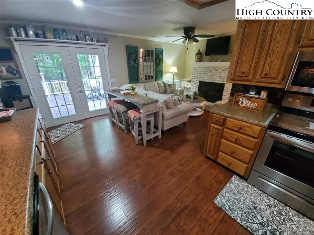 Image number 13 for the current listing