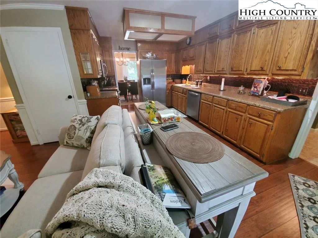 Image number 12 for the current listing