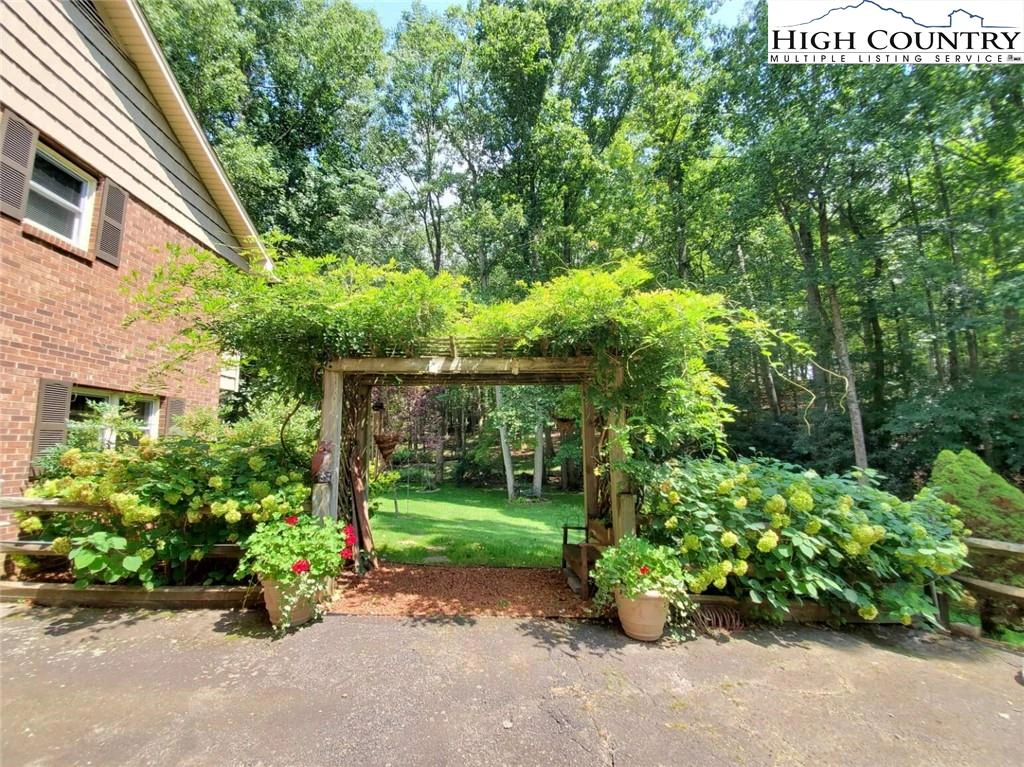 Image number 22 for the current listing