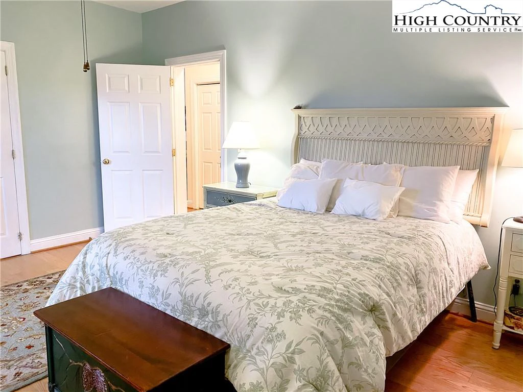 Image number 9 for the current listing