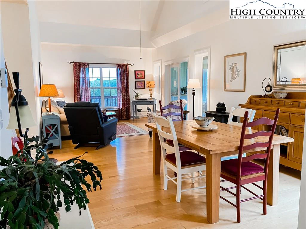 Image number 19 for the current listing