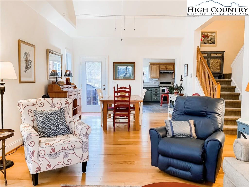 Image number 18 for the current listing