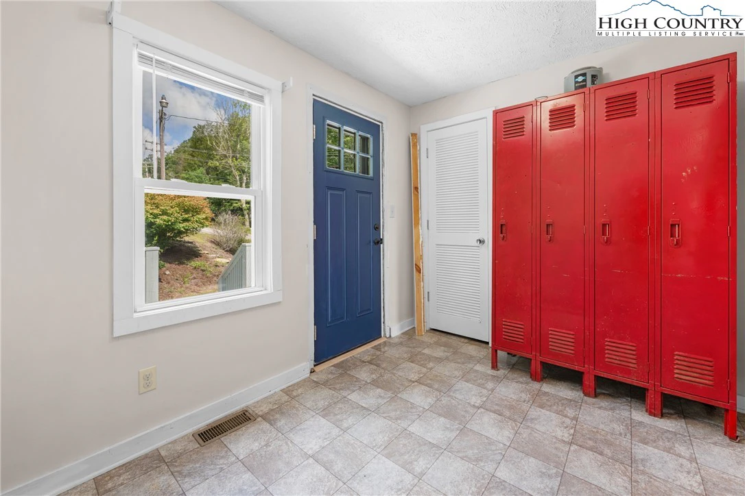 Image number 8 for the current listing