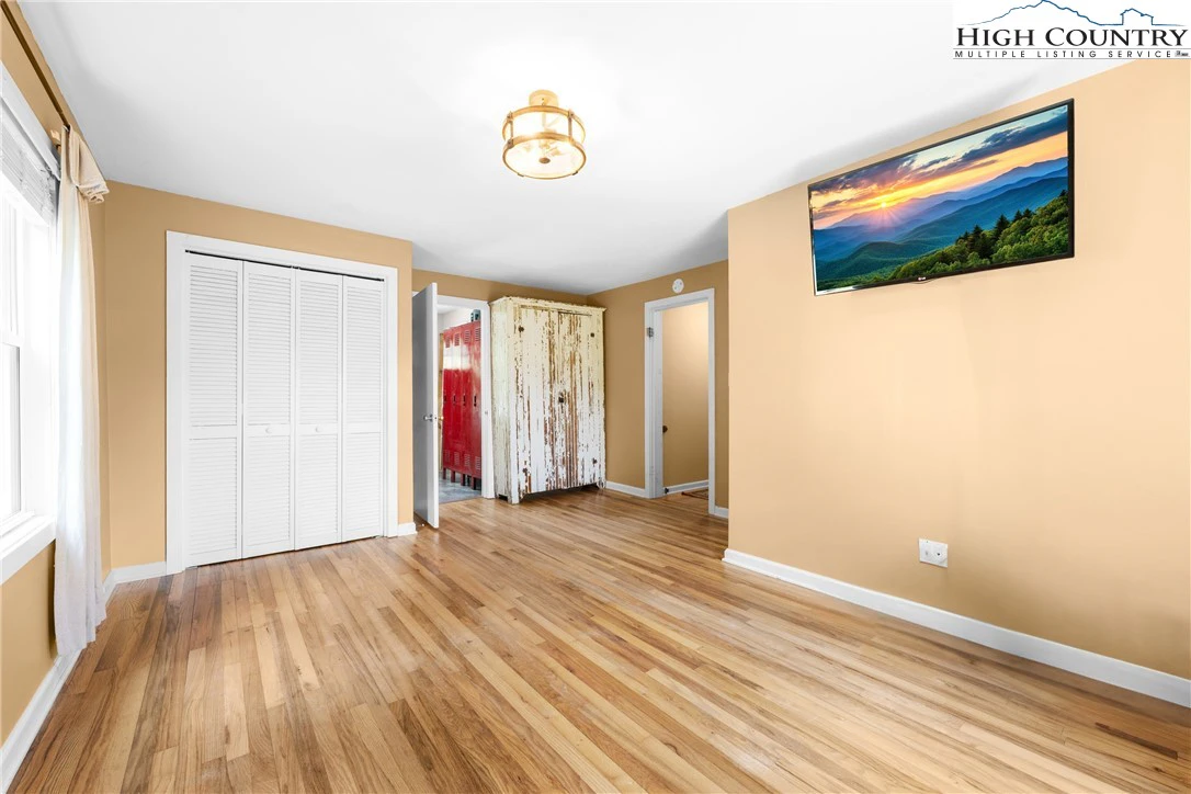 Image number 3 for the current listing