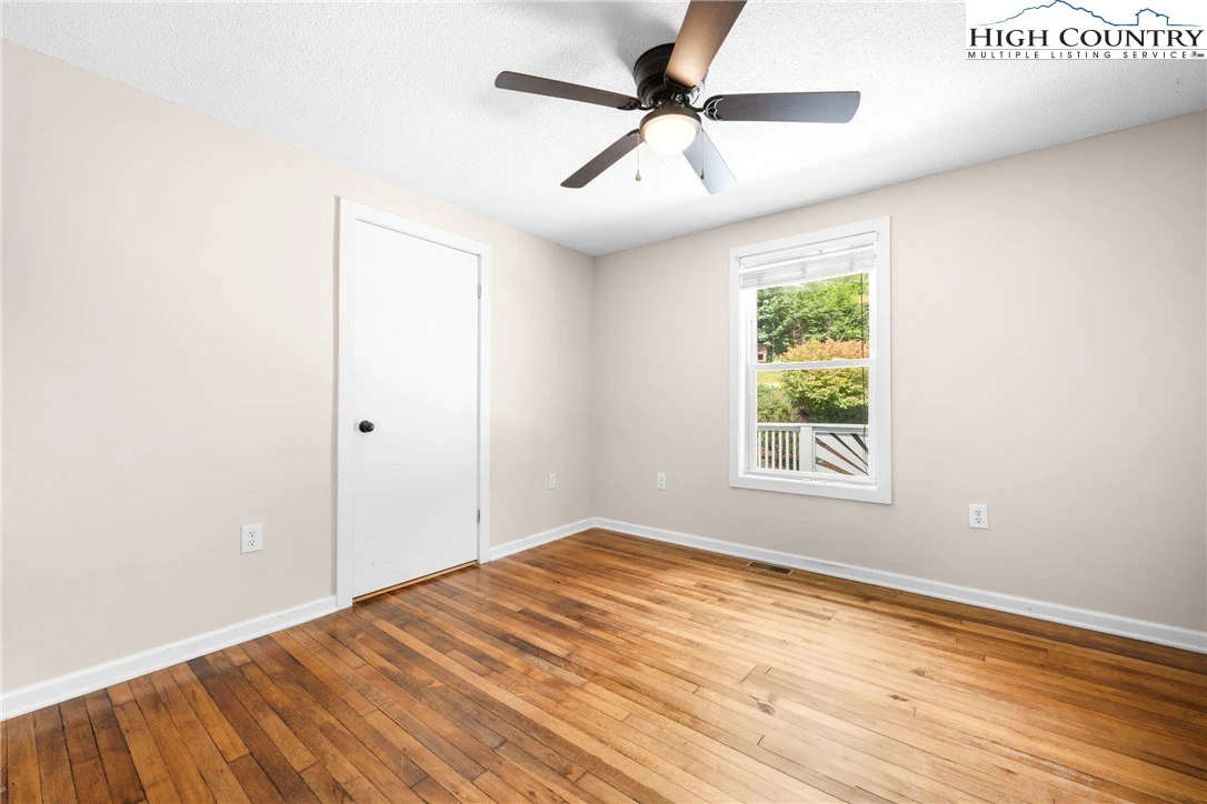 Image number 7 for the current listing