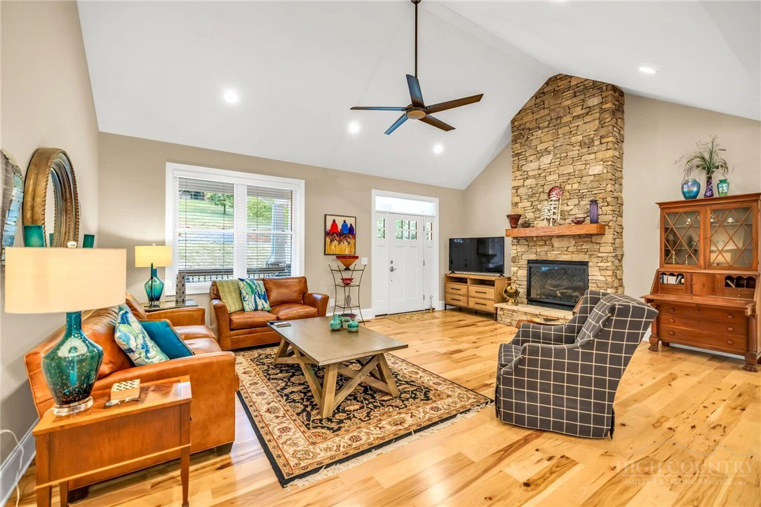 Image number 9 for the current listing