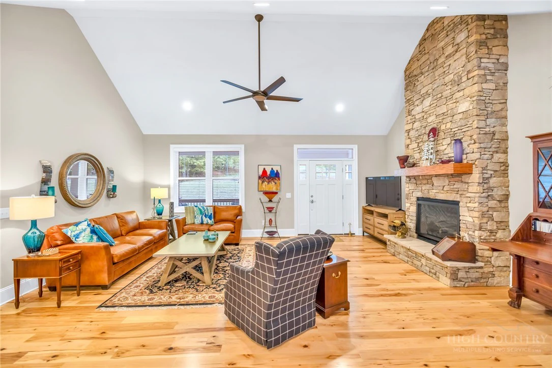 Image number 11 for the current listing