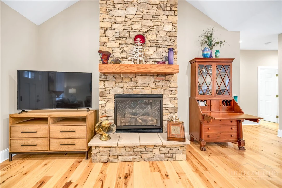 Image number 14 for the current listing