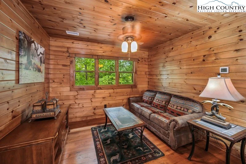 Image number 17 for the current listing