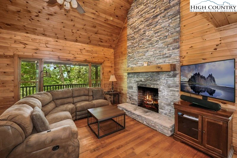 Image number 19 for the current listing