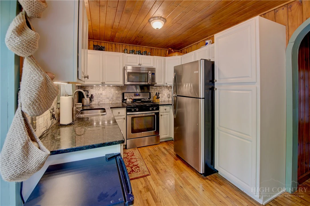 Image number 21 for the current listing