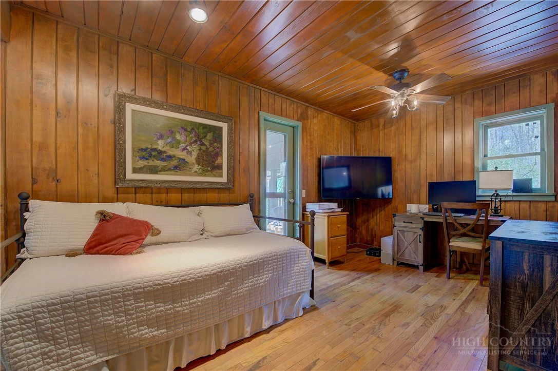 Image number 17 for the current listing