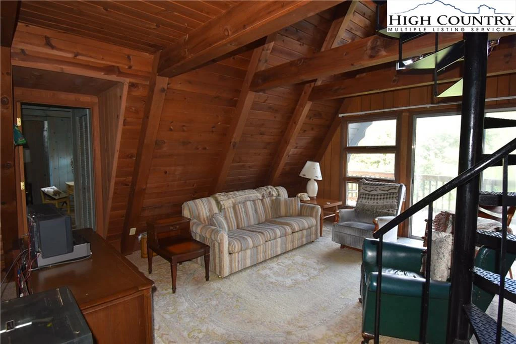 Image number 19 for the current listing