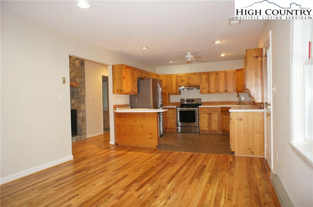 Image number 19 for the current listing