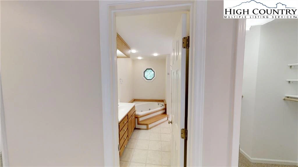 Image number 6 for the current listing