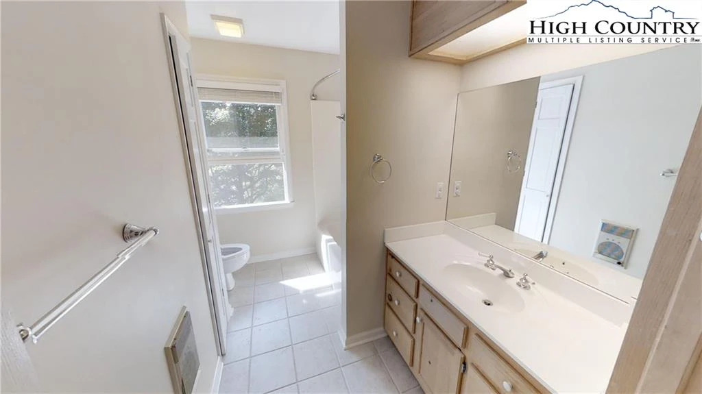 Image number 11 for the current listing