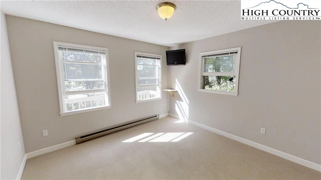 Image number 17 for the current listing