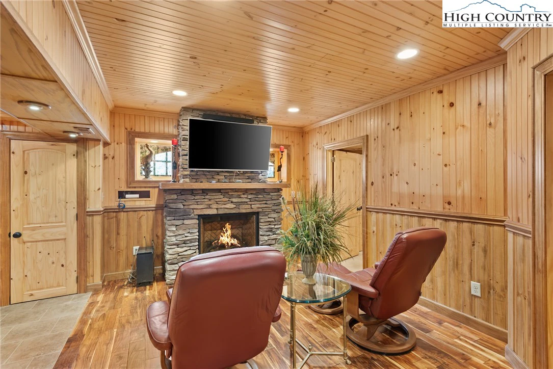 Image number 11 for the current listing