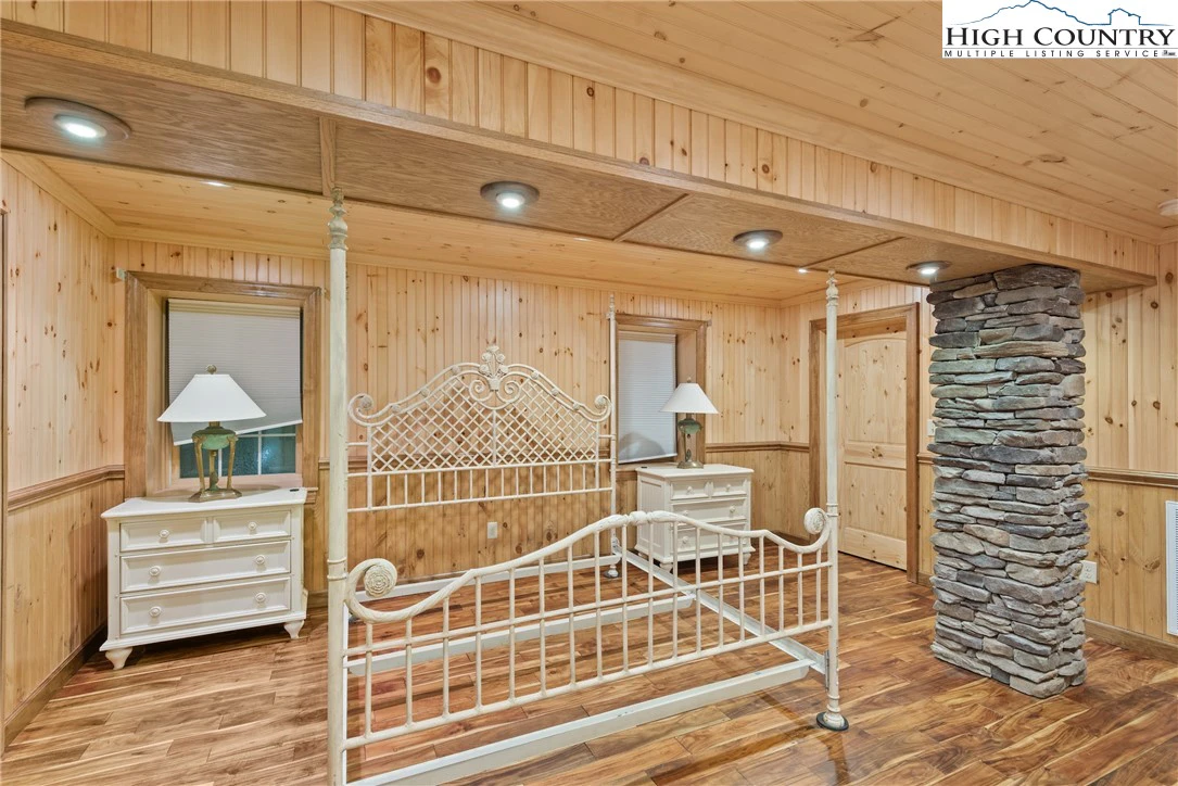 Image number 4 for the current listing