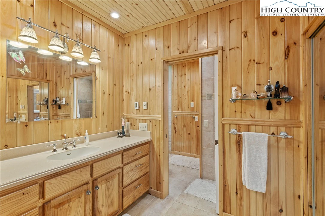 Image number 9 for the current listing