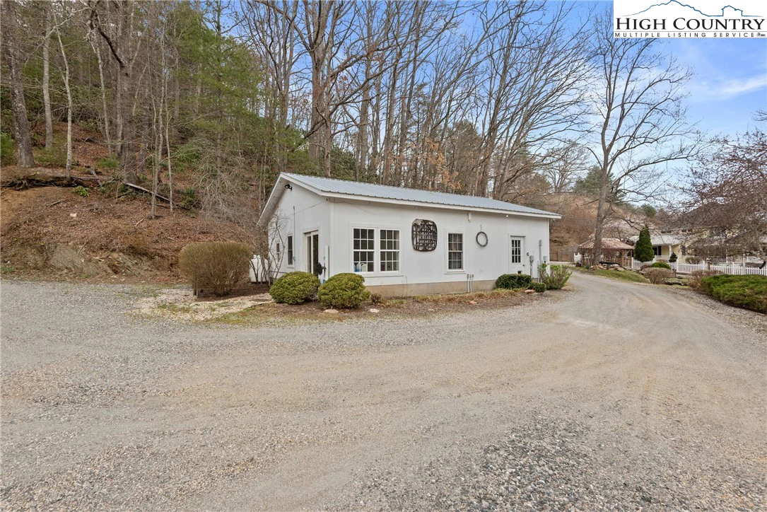 Image number 15 for the current listing