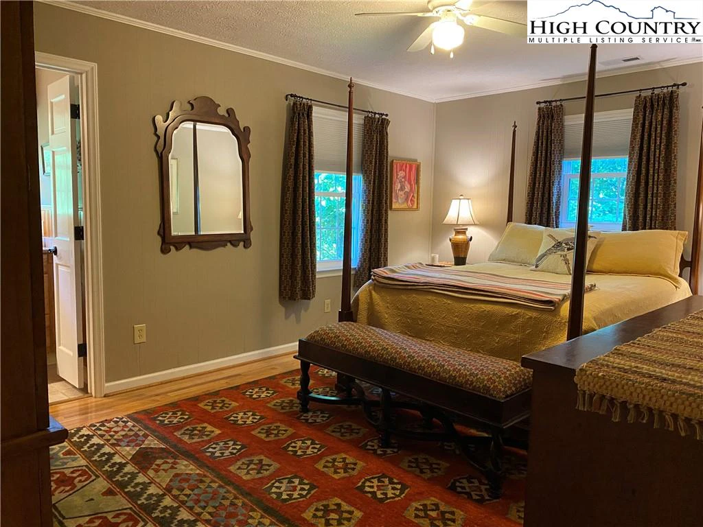 Image number 19 for the current listing