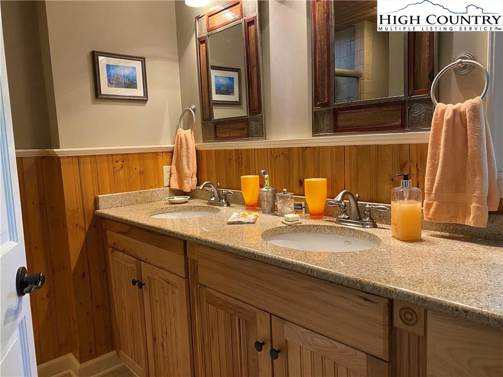 Image number 3 for the current listing