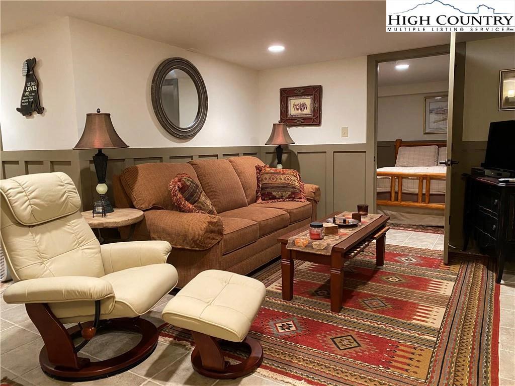 Image number 8 for the current listing