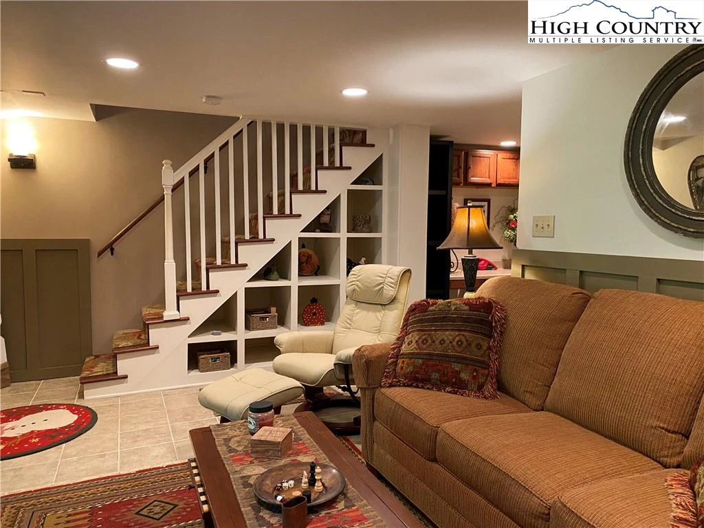 Image number 9 for the current listing
